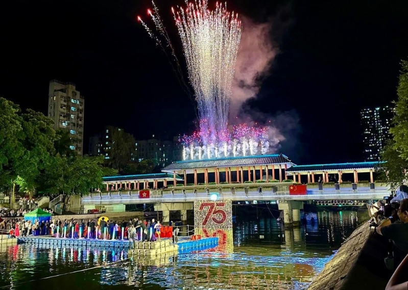 大埔庆75周年国庆活动开幕式在林村河举行，现场非常热闹。