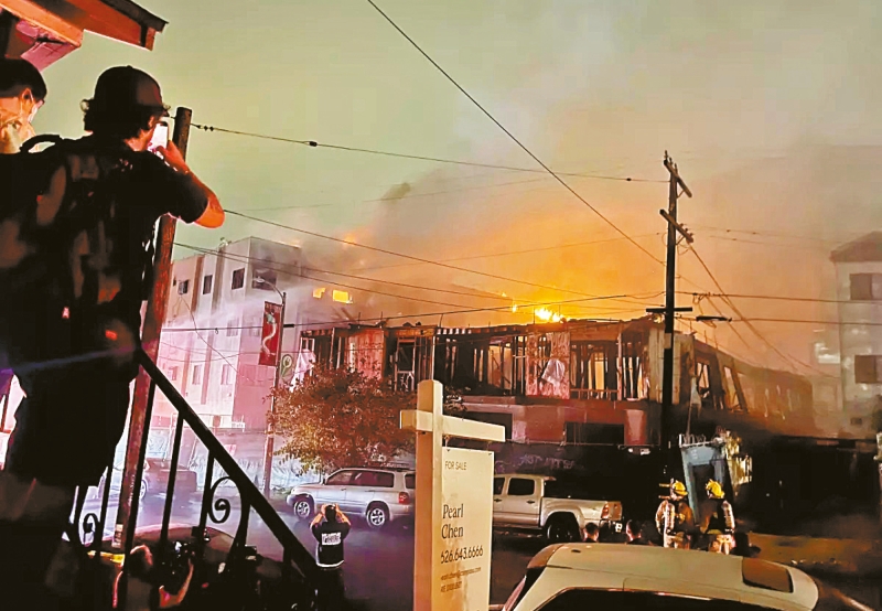 华埠建筑工地大火。 华埠建筑工地大火。