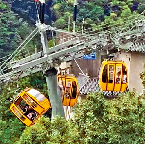 一辆缆车疑被大风吹翻倾斜。 一辆缆车疑被大风吹翻倾斜。