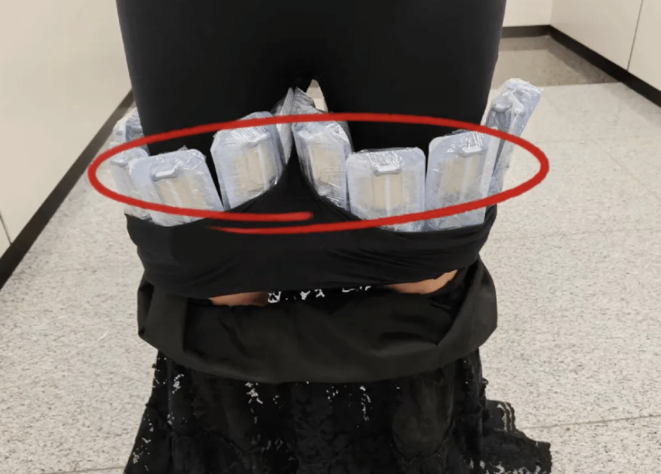 女子身上绑藏美容针。 女子身上绑藏美容针。