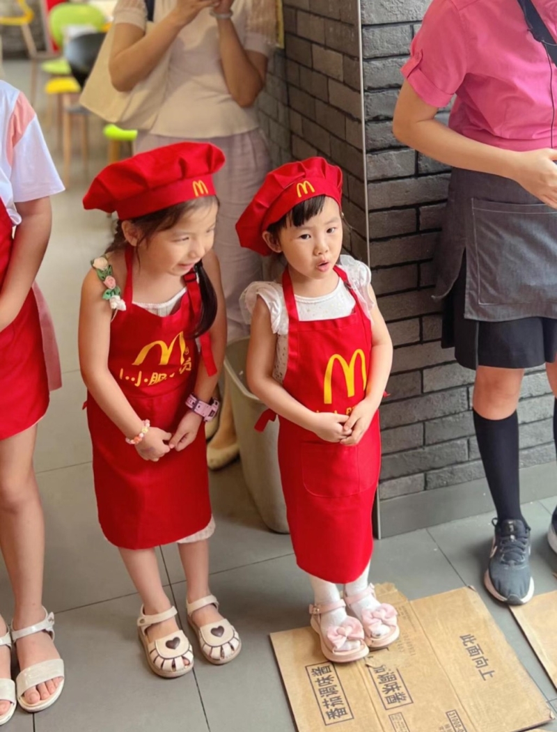 做麦当劳服务生,换上制服就要“开工”! 做麦当劳服务生,换上制服就要“开工”!