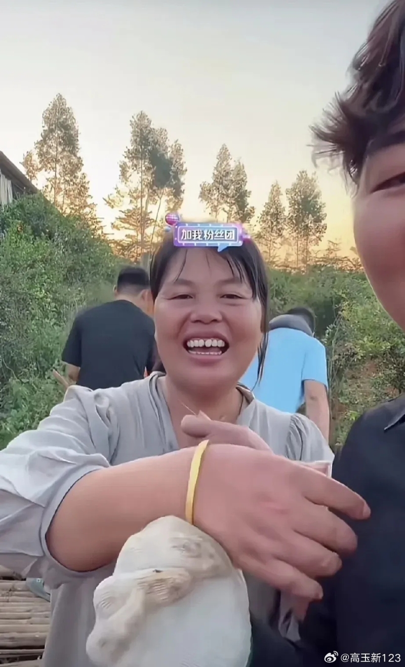 全红婵母亲大方展示金手镯。 全红婵母亲大方展示金手镯。