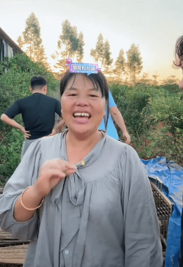 全母再展示金项链。 全母再展示金项链。