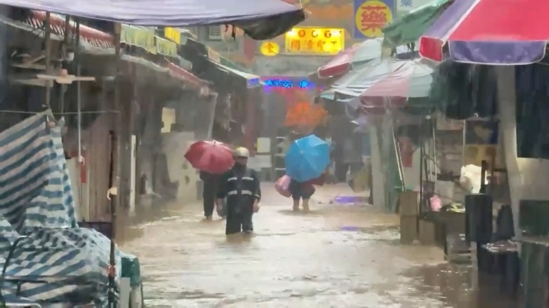 北台湾遇到暴雨来袭，金山老街水淹到小腿肚。