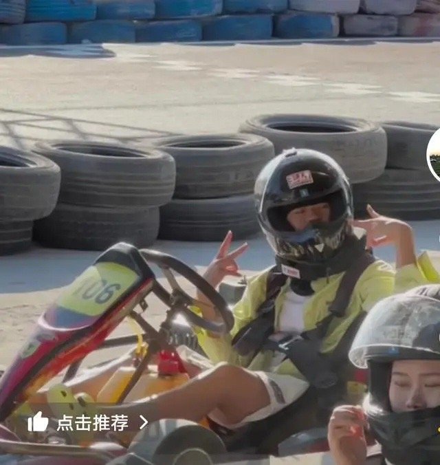 全红婵戴上头盔,准备体验小型赛车。 全红婵戴上头盔,准备体验小型赛车。