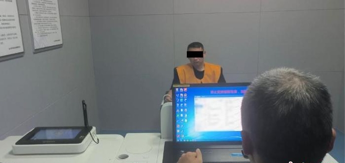 在钱塘江观潮被捉的逃犯受调查。 中新社 在钱塘江观潮被捉的逃犯受调查。 中新社