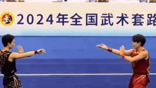 两名选手摆出对练架式。(微博) 两名选手摆出对练架式。(微博)