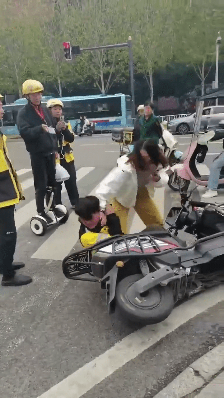 疑因骑车S形行驶被斥责 疑因骑车S形行驶被斥责