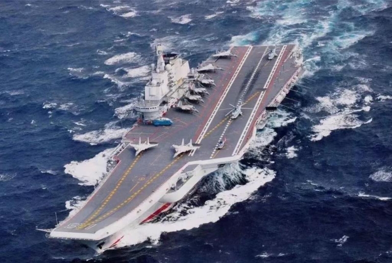 中国海军第一艘航母辽宁舰。人民日报 中国海军第一艘航母辽宁舰。人民日报