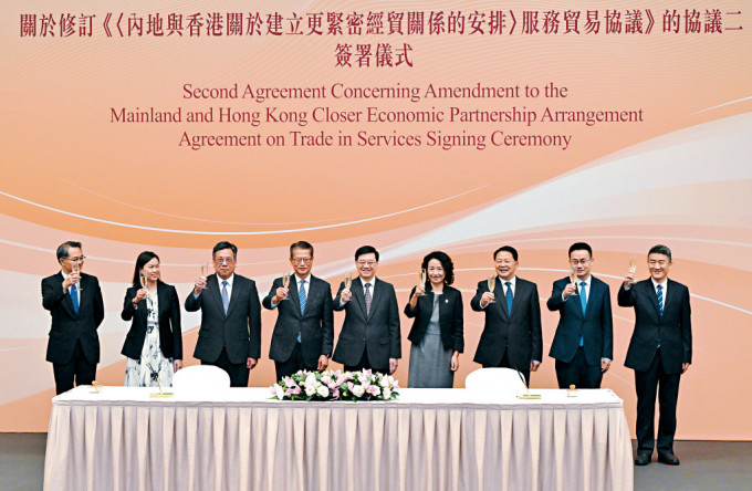 特区政府与国家商务部签署CEPA第二份修订协议。 特区政府与国家商务部签署CEPA第二份修订协议。