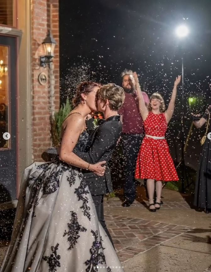 凯拉和艾莉卡由闺蜜变成了夫妻。 凯拉和艾莉卡由闺蜜变成了夫妻。