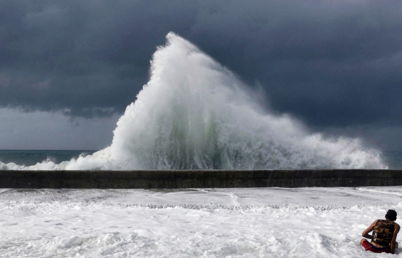 飓风米尔顿(Milton)登陆美国佛州,登陆前已引发19起龙卷风,酿成多人死亡。 飓风米尔顿(Milton)登陆美国佛州,登陆前已引发19起龙卷风,酿成多人死亡。