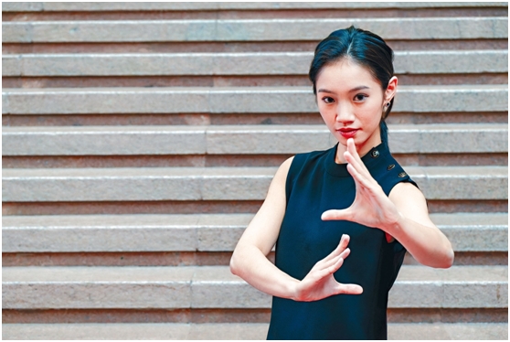 香港演艺学院舞蹈学院毕业生黄丹洋被甄选参舞剧《咏春》演出。 香港演艺学院舞蹈学院毕业生黄丹洋被甄选参舞剧《咏春》演出。