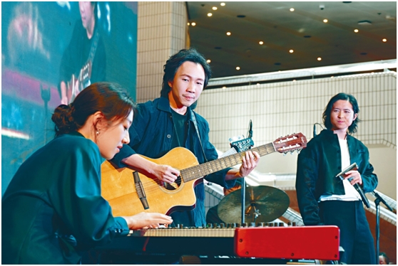 香港作曲家及结他手张骏豪Teriver率领一众香港爵士乐好手,展现香港爵士音乐新力量。 香港作曲家及结他手张骏豪Teriver率领一众香港爵士乐好手,展现香港爵士音乐新力量。