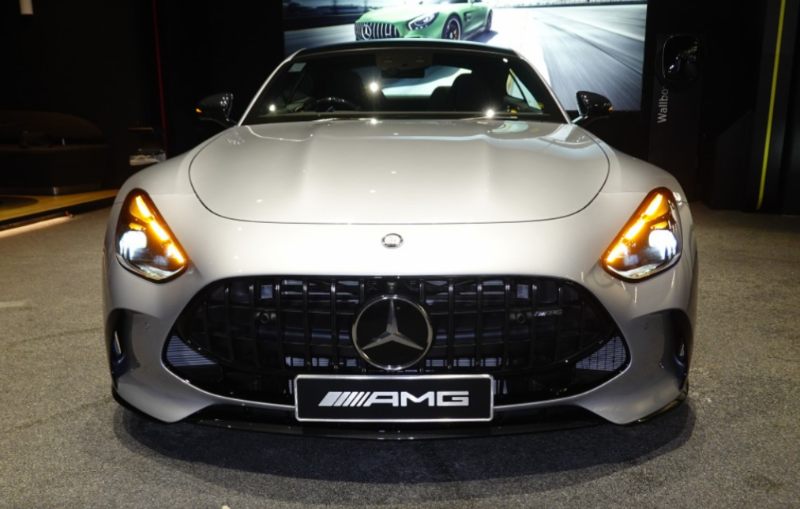 Mercedes-AMG GT63 Coupe全新2+2超跑,车首直栅式鬼面罩两旁换装全新光点式DigitalLight车灯组。 Mercedes-AMG GT63 Coupe全新2+2超跑,车首直栅式鬼面罩两旁换装全新光点式DigitalLight车灯组。