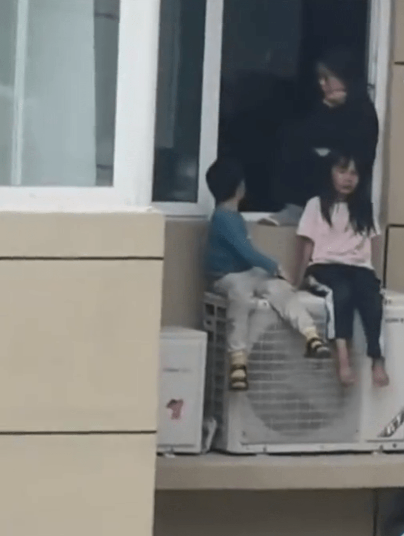 妻子丢儿女危坐窗外冷气机 妻子丢儿女危坐窗外冷气机