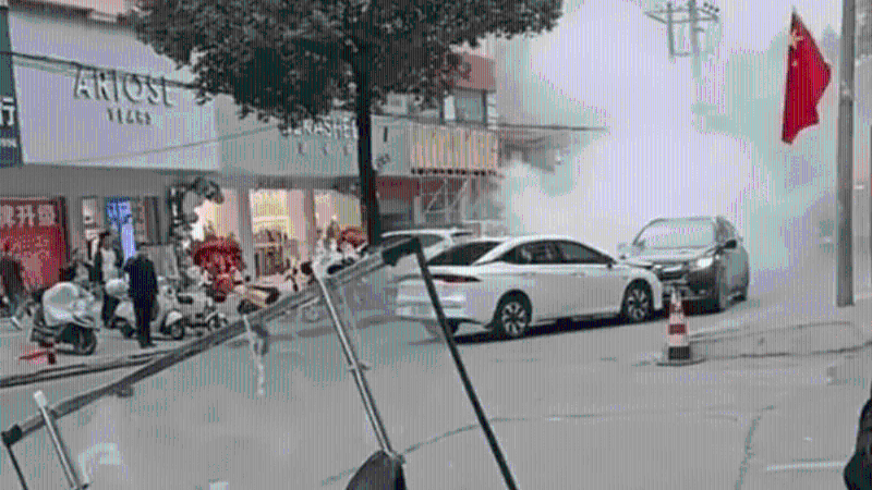 事发时,黑色轿车突然失控,白车司机并没有退让,而是用车头死死顶着黑色轿车,防止其撞向人群。 事发时,黑色轿车突然失控,白车司机并没有退让,而是用车头死死顶着黑色轿车,防止其撞向人群。