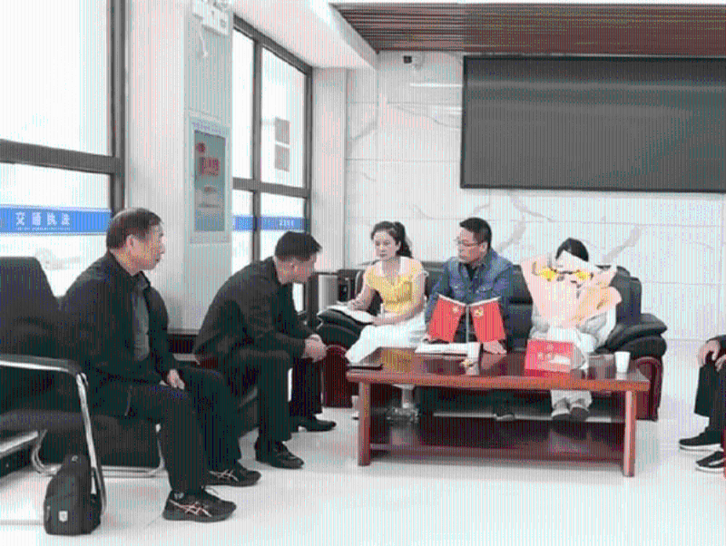 通城县退役军人协会以及政法委人员慰问杜志军。 通城县退役军人协会以及政法委人员慰问杜志军。