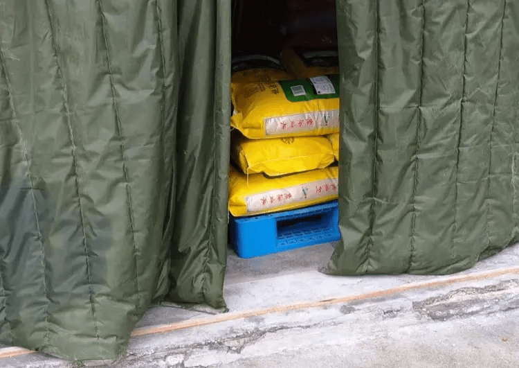 举报人称,目睹该粮食公司工作人员将仓库中的过期大米改换包装,印上新的生产日期。 举报人称,目睹该粮食公司工作人员将仓库中的过期大米改换包装,印上新的生产日期。