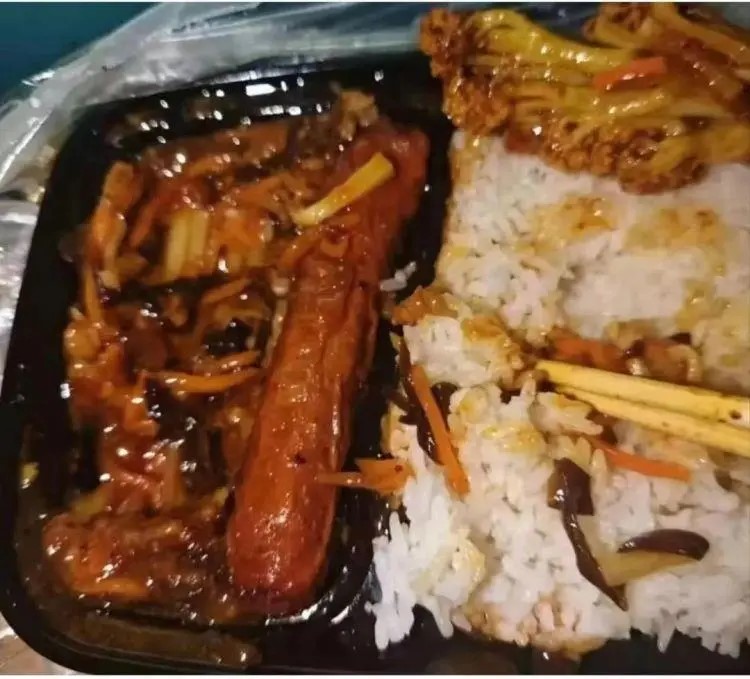 原告认为收到的外卖鱼香肉丝配菜过多。江津法院 原告认为收到的外卖鱼香肉丝配菜过多。江津法院