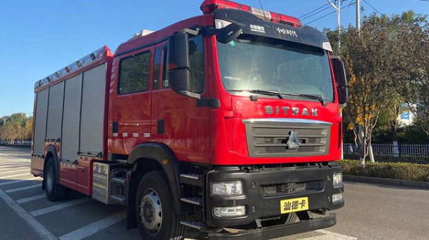 陕西安康一辆消防车发生翻侧事故 陕西安康一辆消防车发生翻侧事故