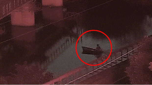 男子划船6小时偷走前公司保险箱。 男子划船6小时偷走前公司保险箱。