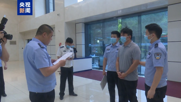 跨境网络赌博集团DC集团主脑(右2)回国自首。 跨境网络赌博集团DC集团主脑(右2)回国自首。