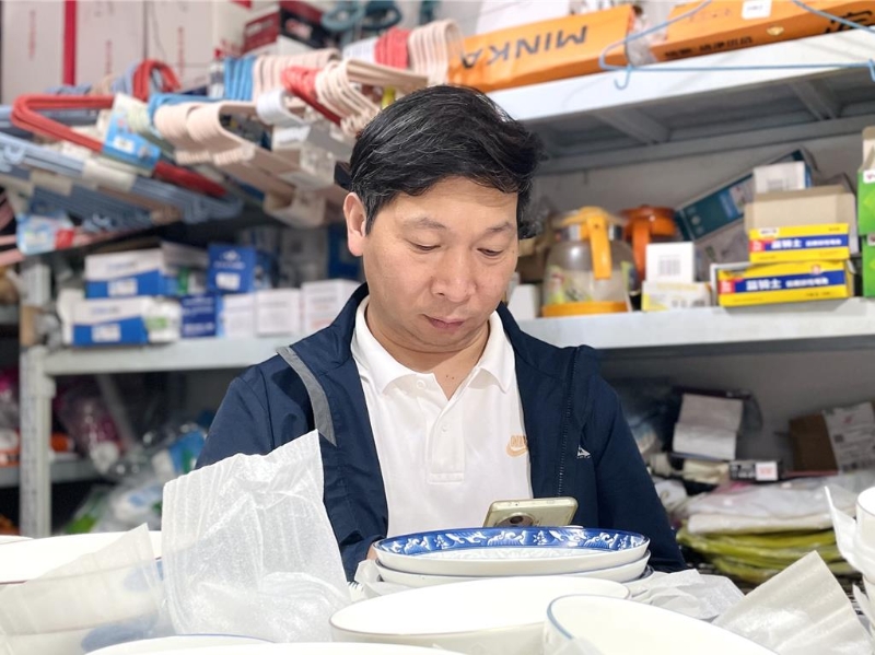 小店老板刘洪海热心公益变身寻人博主,这4年无偿发布上万条寻人影片。 小店老板刘洪海热心公益变身寻人博主,这4年无偿发布上万条寻人影片。