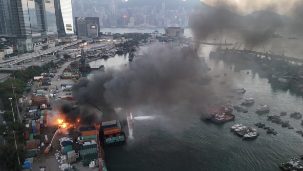 黑烟直冲云霄,远处清晰可见。 黑烟直冲云霄,远处清晰可见。