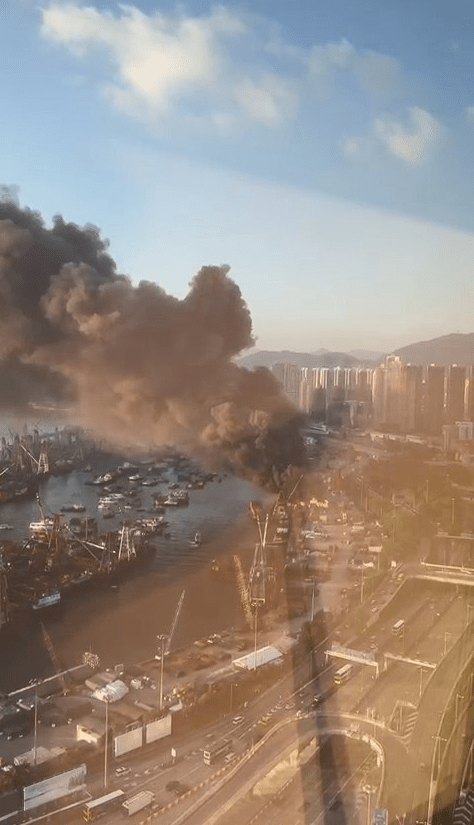 新油麻地货物装卸区内有卡板起火。 新油麻地货物装卸区内有卡板起火。