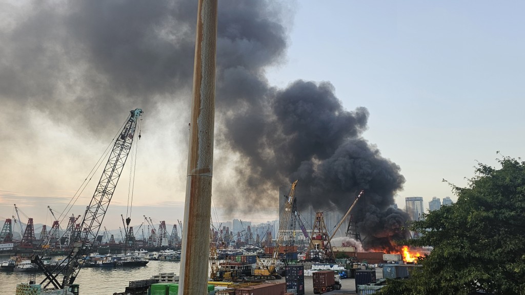 浓烟席卷半空。 浓烟席卷半空。