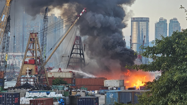 现场火势猛烈。 现场火势猛烈。