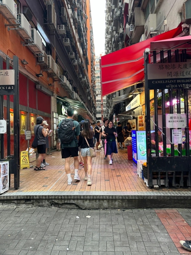 观塘骆驼漆大厦地下向来都是运动品牌Outlet集中地