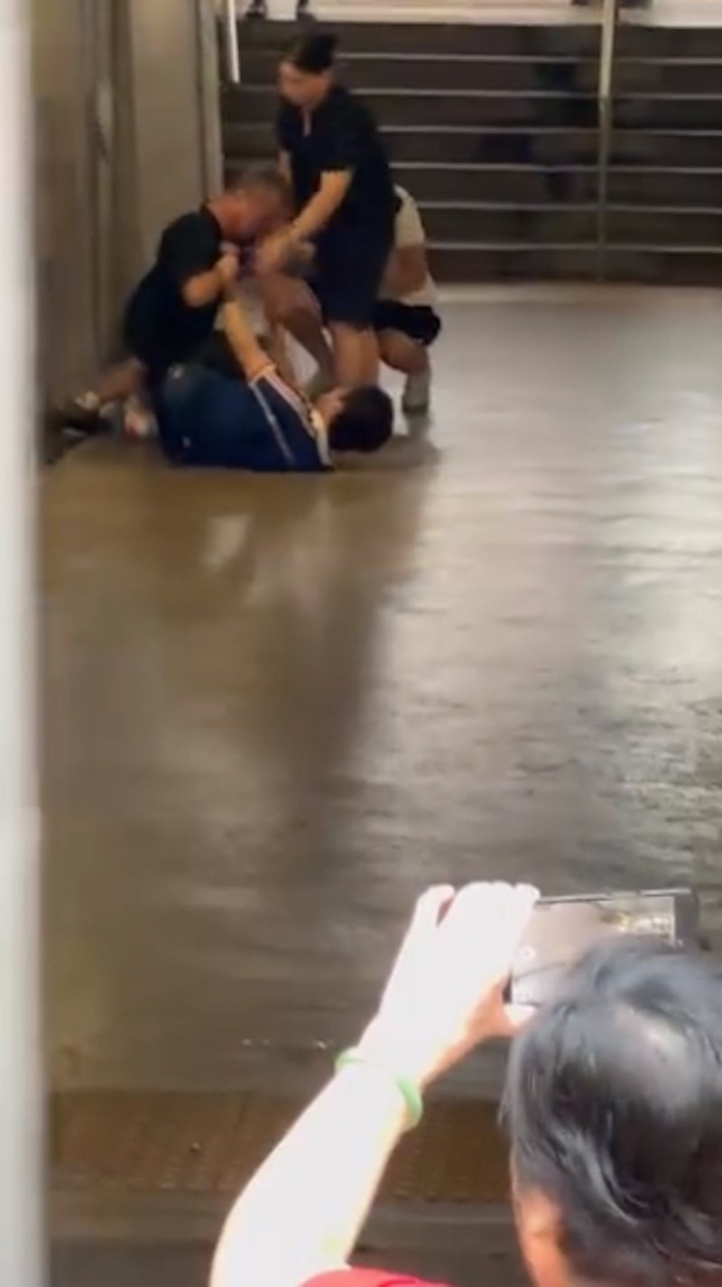 摄影师葵涌遇袭器材损毁,被压倒在地死扯不放 摄影师葵涌遇袭器材损毁,被压倒在地死扯不放