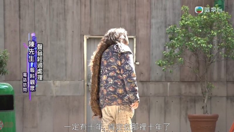 该堆行李箱属于一名露宿婆婆。 该堆行李箱属于一名露宿婆婆。