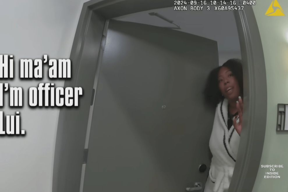 警员随身摄影机镜头显示,威尔森第一次开门时看似无异样。 警员随身摄影机镜头显示,威尔森第一次开门时看似无异样。