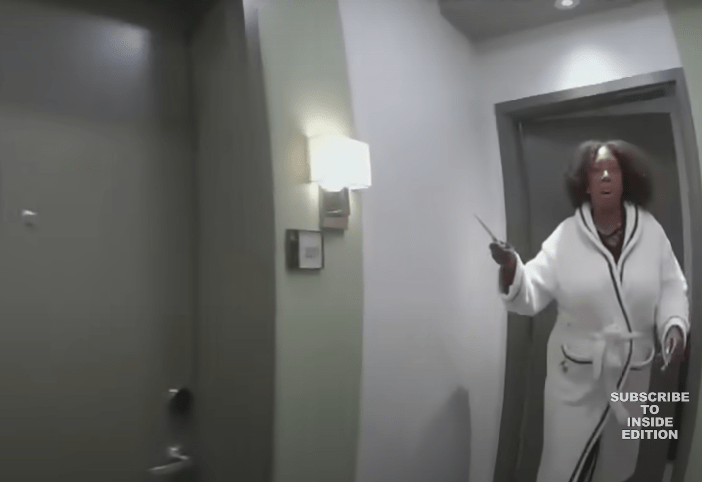 但第二次开门,却手持利刀出来。 但第二次开门,却手持利刀出来。