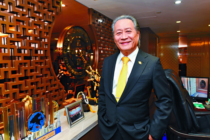 张德熙指,香港在黄金交易有深厚经验及历史,有信心重新成为环球黄金交易巨头。 张德熙指,香港在黄金交易有深厚经验及历史,有信心重新成为环球黄金交易巨头。