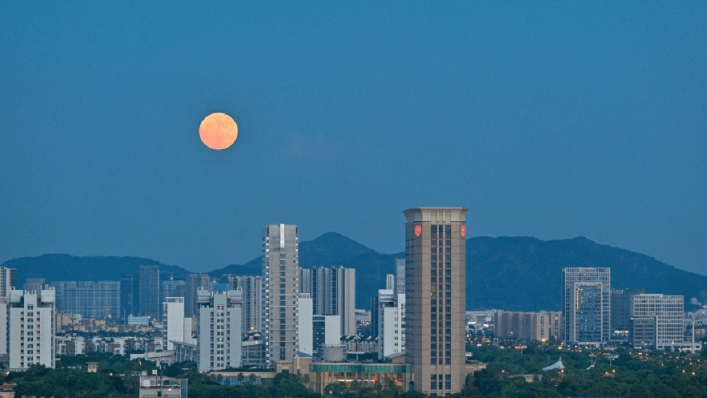 浙江省舟山市观察到“超级月亮” 浙江省舟山市观察到“超级月亮”