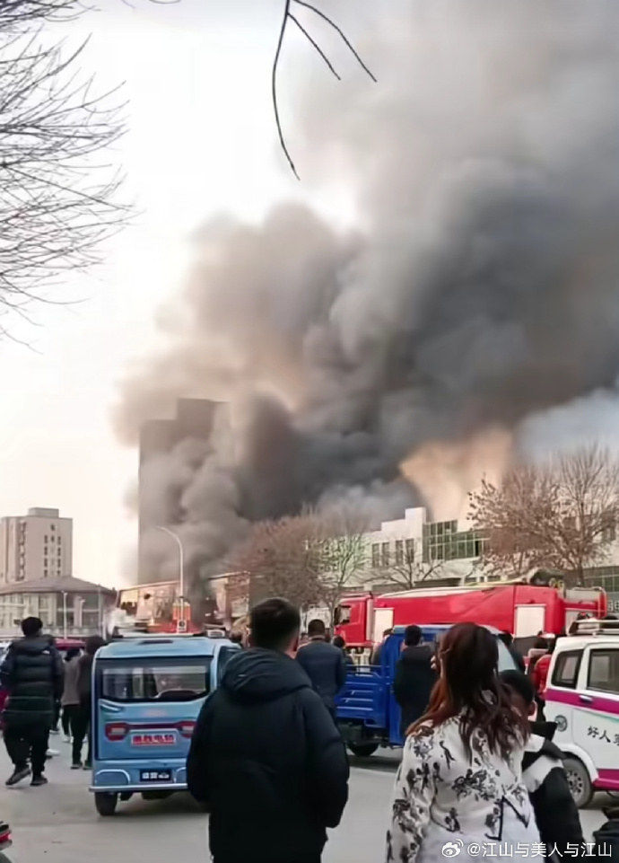 现场冒出大量浓烟。 现场冒出大量浓烟。