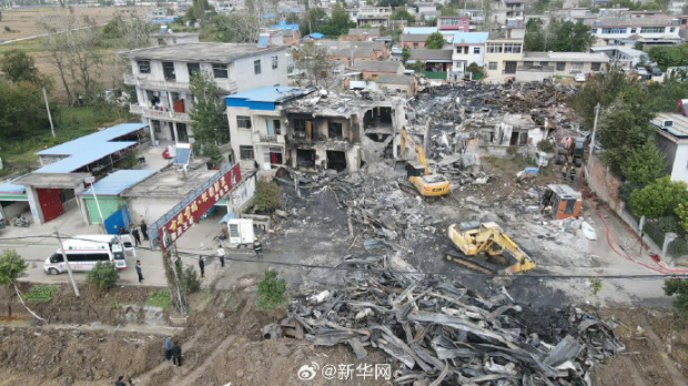 火灾导致四层自建房及一侧的超市垮塌 火灾导致四层自建房及一侧的超市垮塌