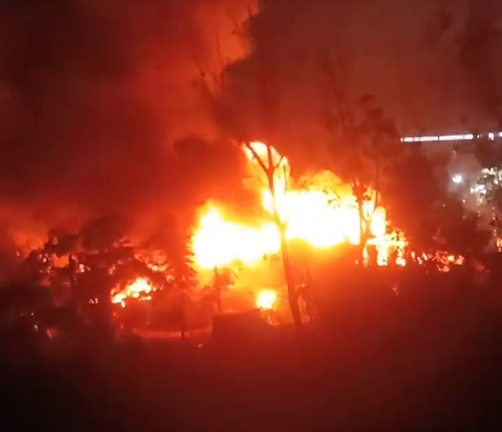 超市引燃自建房。 超市引燃自建房。