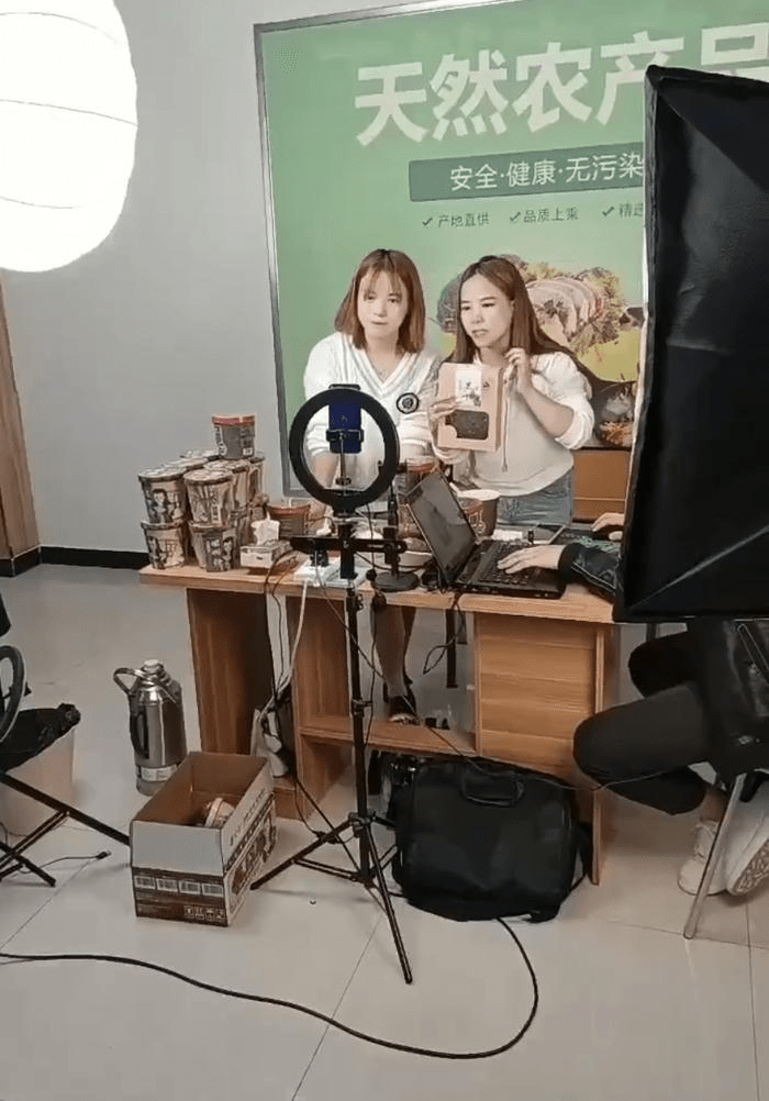两姐妹创业大搞直播带货 两姐妹创业大搞直播带货