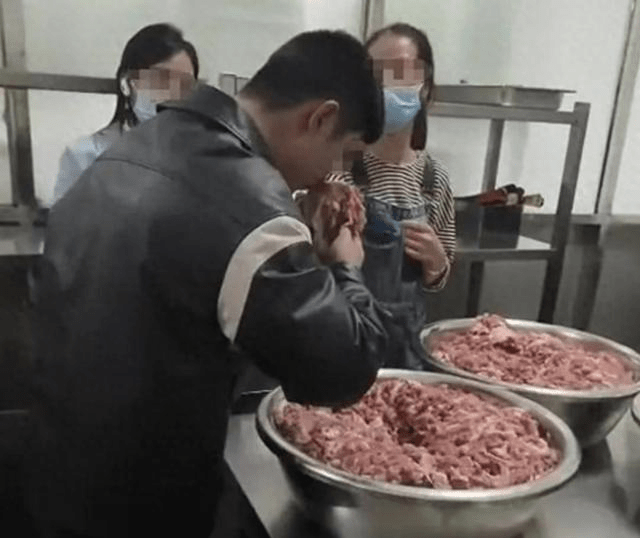 “这个闻着更臭,你们来闻闻到底有多臭。”一家长戴着塑料手套从盆中抓起一把肉说道。 “这个闻着更臭,你们来闻闻到底有多臭。”一家长戴着塑料手套从盆中抓起一把肉说道。