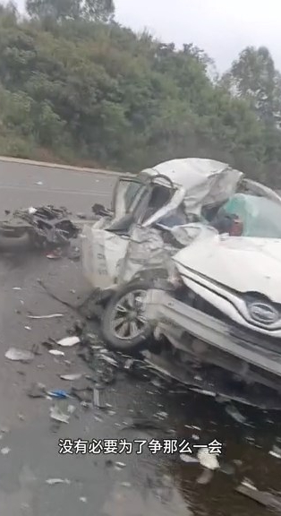 房车亦损毁严重。 房车亦损毁严重。