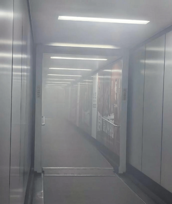 网民发布照片可见,上海虹桥机场登机桥浓烟密布。 网民发布照片可见,上海虹桥机场登机桥浓烟密布。