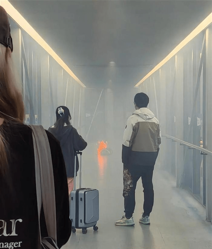 网民发布照片可见,上海虹桥机场登机桥有物品起火,现场浓烟密布。 网民发布照片可见,上海虹桥机场登机桥有物品起火,现场浓烟密布。