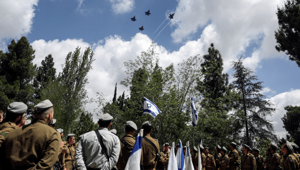 以色列士兵与战斗机向阵亡将士致敬。 以色列士兵与战斗机向阵亡将士致敬。