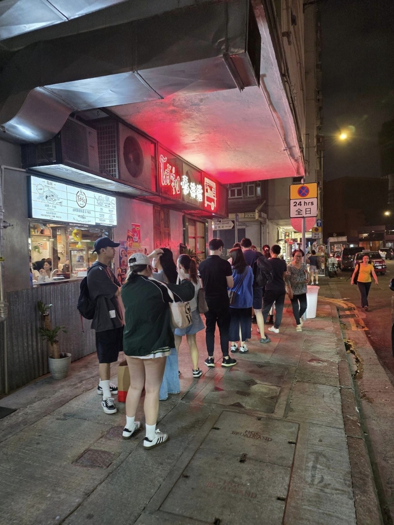 不少网民分享人龙照，形容“日又多人、夜又多人。”因餐厅不设订位，更有食客要排足75分钟才入座，人山人海的情况绝对是逆市奇观。（图片来源：全港店铺消息(开张 执笠)新关注组