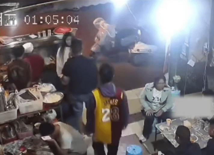 男子劝阻 男子劝阻